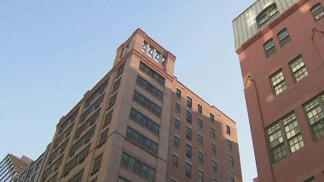 Tòa nhà nơi 2 mẹ con nhảy xuống. 