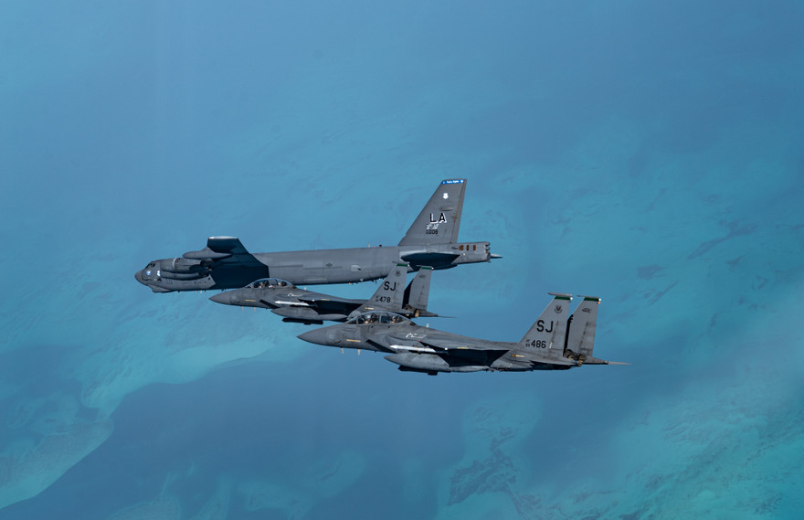 B-52 được hộ tống bay qua Vịnh Ba Tư. Ảnh: Twitter