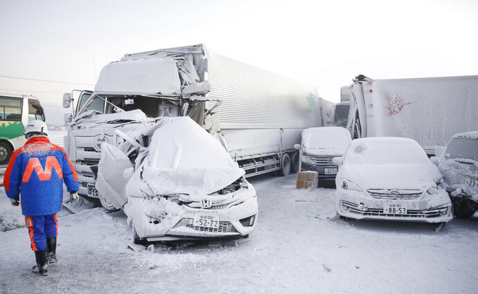 Vụ tai nạn xảy ra do tuyết rơi dày. Ảnh: AP