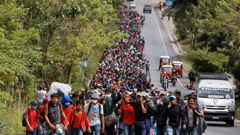 Đoàn người di cư nuôi mộng được vào Mỹ. Ảnh: Reuters