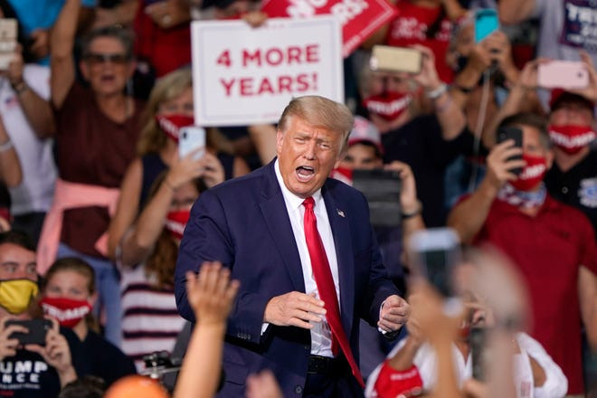 Tổng thống Trump trong vòng vây người ủng hộ. Ảnh: AP