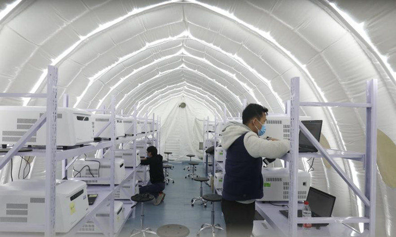 Một phòng xét nghiêm lưu động được dựng trên sân tennis ở Thạch Gia Trang (tỉnh Hà Bắc). Phòng xét nghiệm này có công suất 1 triệu mẫu/ngày. Ảnh: Global Times