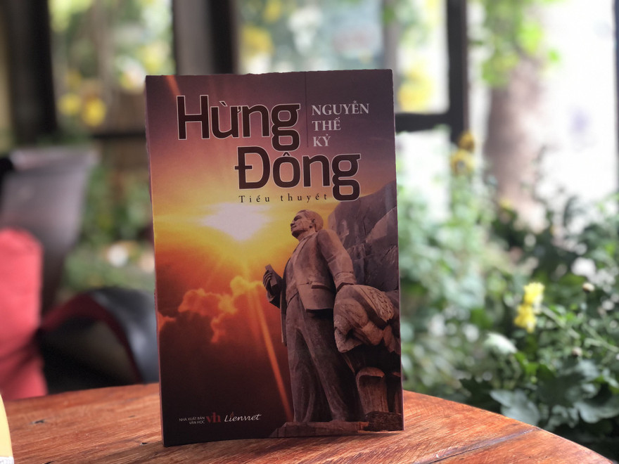 Tiểu thuyết lịch sử Hừng đông. Ảnh: Y Nguyên.