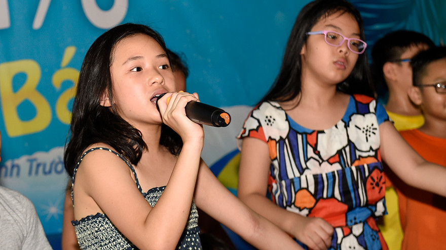 Con gái đạo diễn Trần Lực say sưa thể hiện ca khúc “Bống bống bang bang“