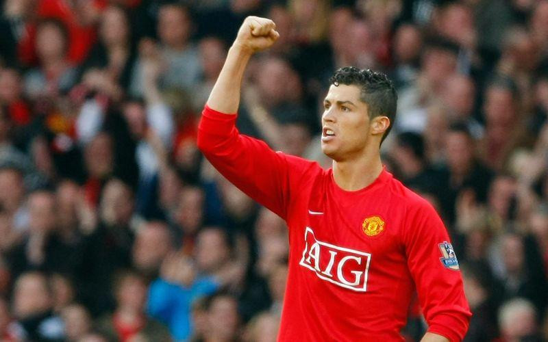 Ronaldo gia nhập M.U với bản hợp đồng 2 năm