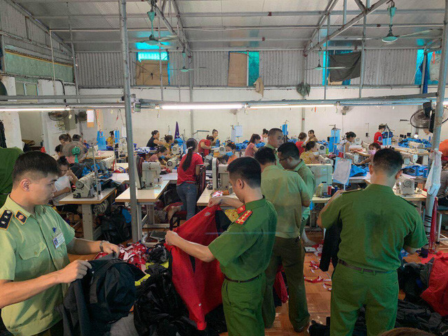 Lực lượng chức năng kiểm tra xưởng sản xuất hàng giả thương hiệu Mỹ.