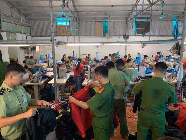 Lực lượng chức năng kiểm tra xưởng sản xuất hàng giả thương hiệu Mỹ.