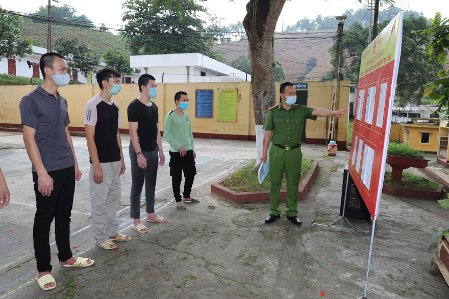 Cán bộ trại giam hướng dẫn cử tri bầu cử. Ảnh: Đ.H