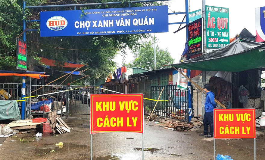 Lực lượng chức năng tạm thời phong toả chợ Xanh, Văn Quán. Ảnh: Đ.H