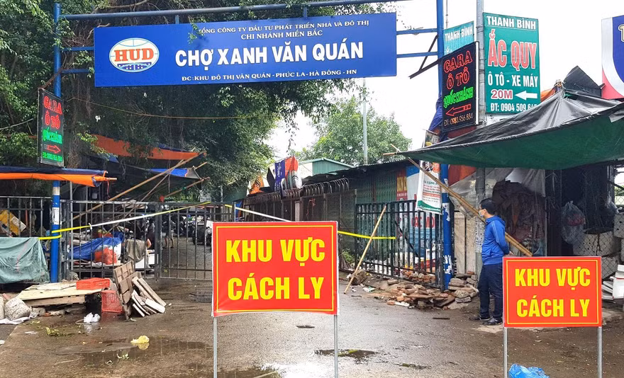 Lực lượng chức năng tạm thời phong toả chợ Xanh, Văn Quán. Ảnh: Đ.H