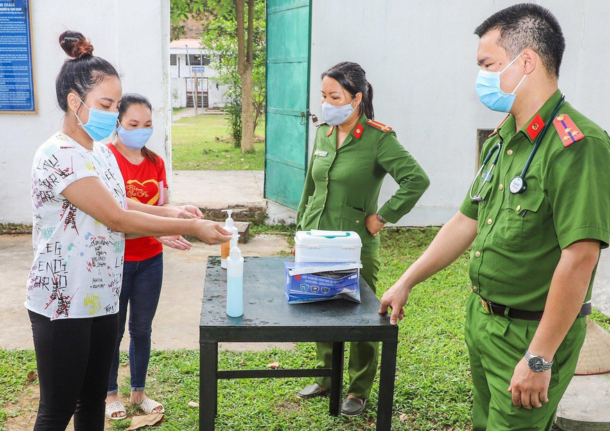Hình ảnh người tạm giam, tạm giữ sát khuẩn ở Trại tạm giam Công an tỉnh Yên Bái. Ảnh: Đ.H