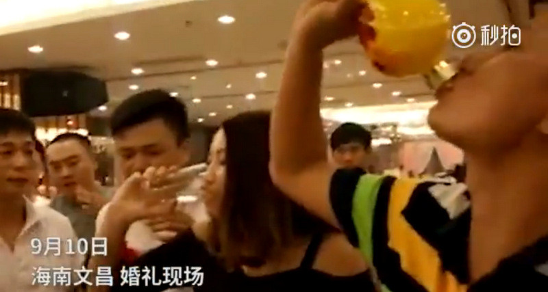 Phù dâu (váy đen) nốc rượu liên tục trong đám cưới vì bị ép.