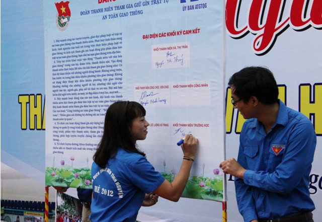 Đoàn viên, thanh niên ký cam kết hưởng ứng cuộc vận động “Thanh niên với văn hóa giao thông”