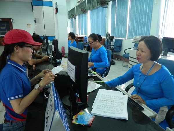 Hành khách mua vé tàu tết Bính Thân tại Ga Sài Gòn.