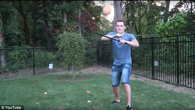 Múa kiếm tái hiện game chém hoa quả, trai trẻ đứt gân tay