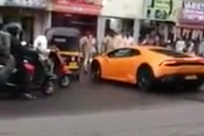 Nữ tài xế đâm hỏng siêu xe Lamborghini chồng tặng