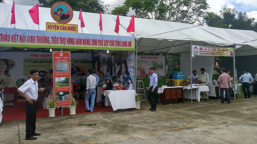 Nhiều mặt hàng nông sản được trưng bày tại hội thảo.