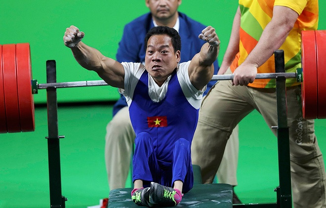 Đô cử Việt Nam nghẹn ngào khi nhận HCV Paralympic lịch sử