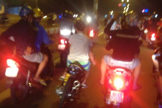 Gần 400 tay đua từ các nơi tụ tập về huyện Thủ Thừa, tỉnh Long An quậy lúc 2 giờ sáng