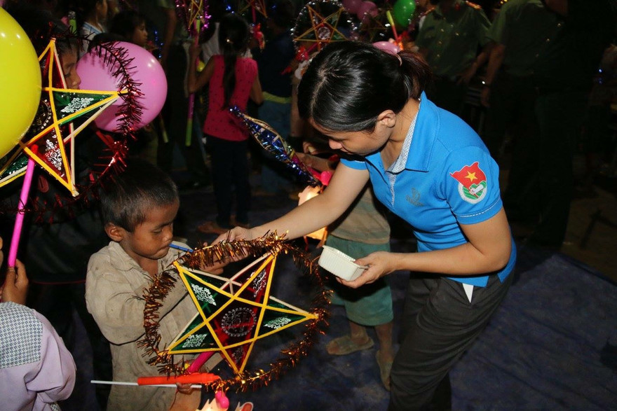 Mang yêu thương vượt núi tới trẻ vùng cao