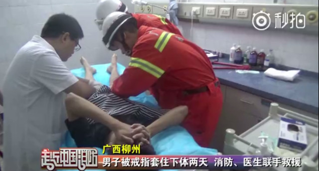 Bác sĩ và nhân viên cứu hộ giải cứu "của quý" cho chàng trai trẻ.