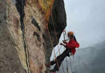 'Người nhện’ vẽ tranh trên vách núi tỏ tình với bạn trai