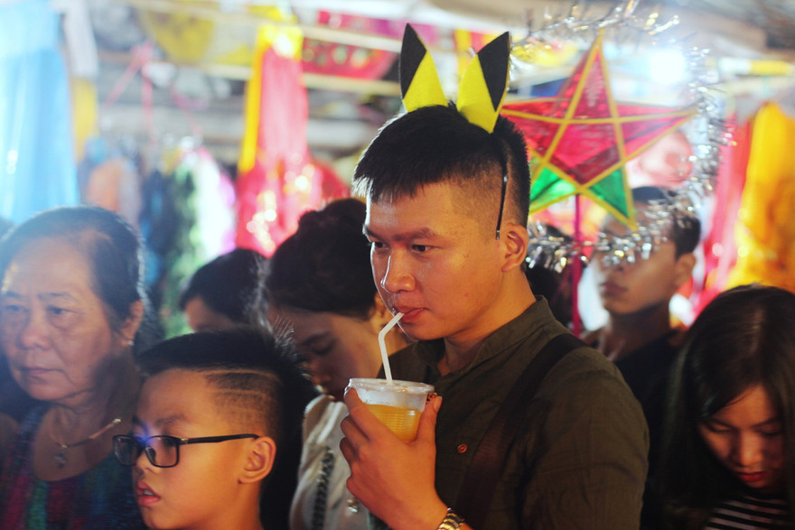 Giới trẻ chen chân xuống phố chơi Trung Thu