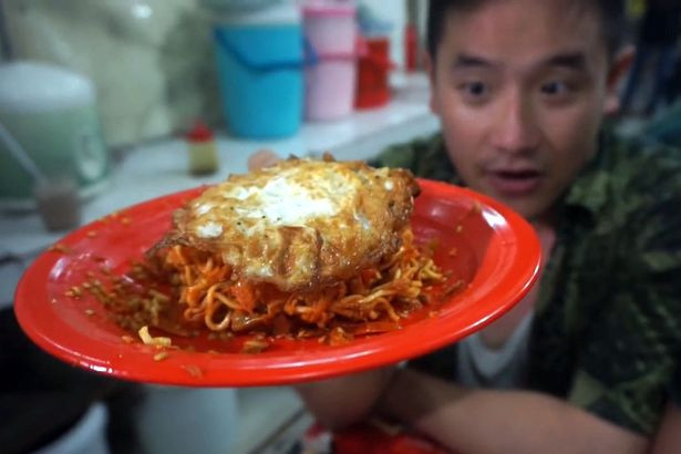 Ben cầm đĩa "mì chết" trên tay trước khi thử.