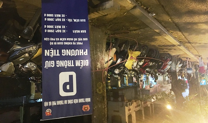 Điểm trông xe trên phố Hai Bà Trưng vốn trước đó do Cty 901 quản lý nay đã được giao cho công an. Ảnh: Anh Trọng