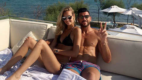 Bồ xinh sao Ý 'đốt mắt' fan bằng bikini nhỏ xíu