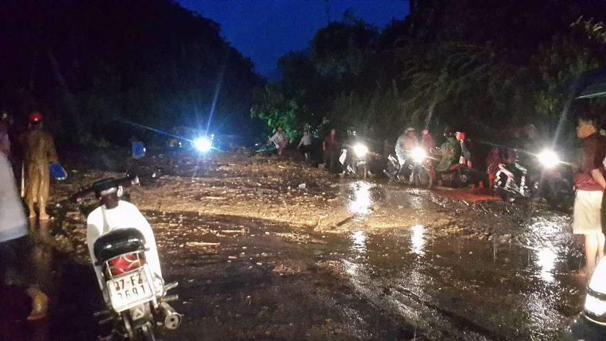 Mưa lớn, sạt lở gây tắc đường nghiêm trọng