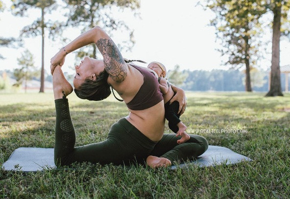 Tròn mắt với mẹ trẻ vừa tập yoga vừa cho con bú