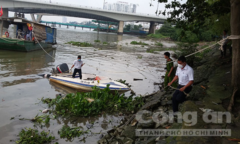 Thi thể nạn nhân được đưa vào bờ