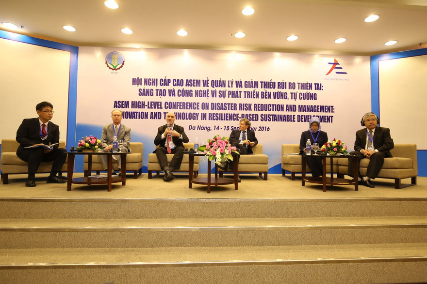 Các đại biểu chủ trì các phiên thảo luận tại hội nghị. 