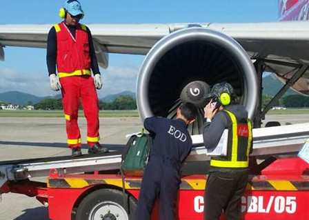 Lực lượng rà phá bom mìn tiến hành kiểm tra kĩ lưỡng kiện hàng khả nghi.