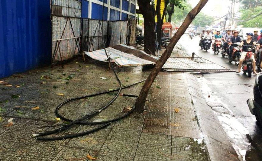 Dây điện bị đứt rơi xuống đường sau vụ nổ.