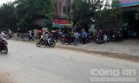 Người dân xã Sơn Thành bàng hoàng trước án mạng - Ảnh: Nguyên Thi