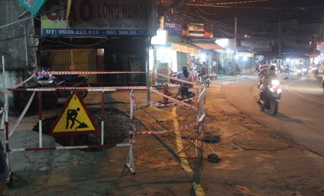 “Hố tử thần” nằm ngay sát đường giao thông sầm uất.