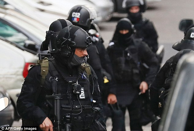 Cảnh sát Pháp tập trung quanh căn nhà nơi nghi phạm ở.