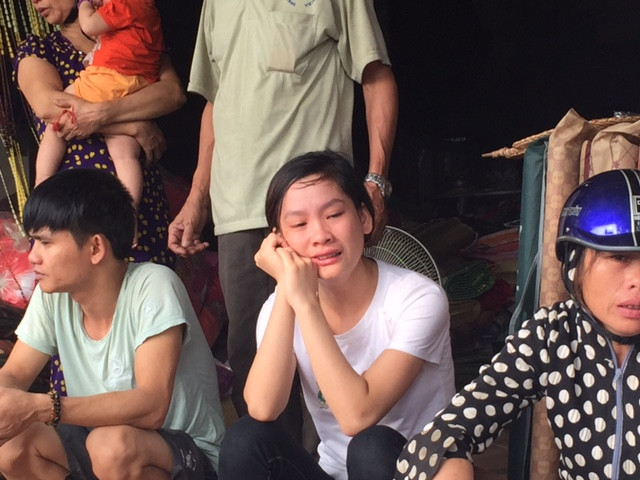 Tiểu thương đau xót vì hàng trăm triệu đồng biến thành tro bụi.