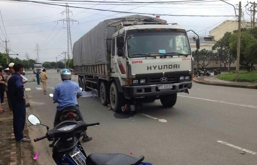 Xe máy va chạm với ô tô, 2 người thương vong