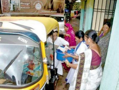 Hai mẹ con Parveenabanu được đưa đến bệnh viện cấp cứu.