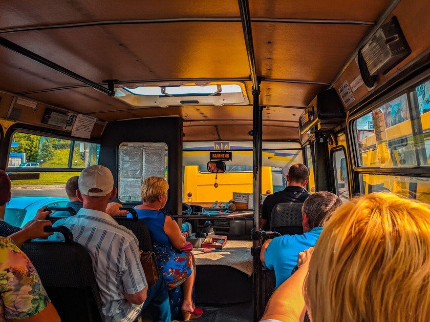 Bên trong một chiếc xe buýt ở thành phố Lutsk của Ukraine. Ảnh minh họa: Bucket Listly.