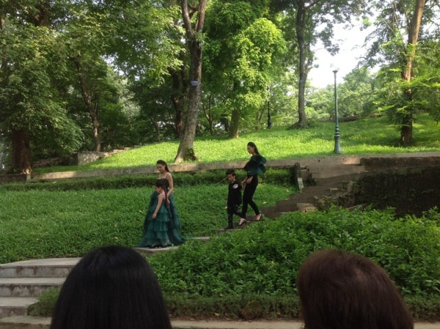 Núi Nùng thành sàn diễn thời trang độc đáo trong cuộc họp báo chiều 10/9. Ảnh: VK