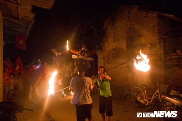 Những món đồ như đầu sư tử, binh khí, kiếm gỗ...đều được những người cha, người ông làm cho con cháu vui Tết Trung thu.