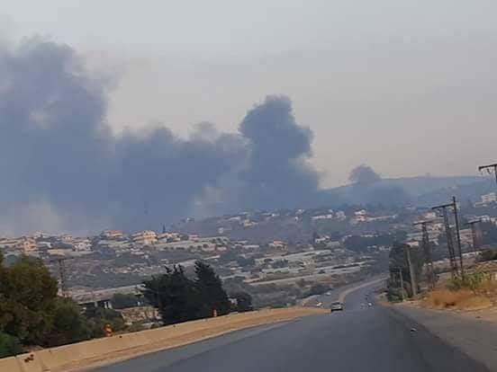 Khói đen bốc mù trời sau khi Syria hứng tên lửa của Israel. Ảnh: Twitter