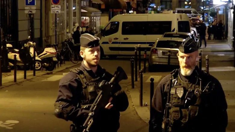 Cảnh sát vũ trang có mặt tại hiện trường. Ảnh: Twitter