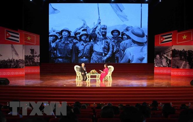 Giao lưu cùng nhân chứng lịch sử Nhà ngoại giao Nguyễn Đình Bin, nguyên Thứ trưởng Bộ Ngoại giao. (Ảnh: Thanh Tùng/TTXVN)