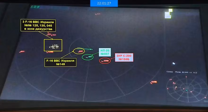 Khoanh vàng là máy bay F-16 của Israel, khoanh xanh là trinh sát cơ Il-20 của Nga và khoanh đỏ là tên lửa phòng không Syria. Ảnh ghi lại sự cố ngày 17/9 do Bộ Quốc phòng Nga công bố.