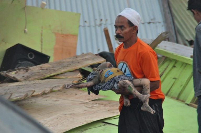 Một em nhỏ thiệt mạng thương tâm trong trận động đất. Ảnh: AFP